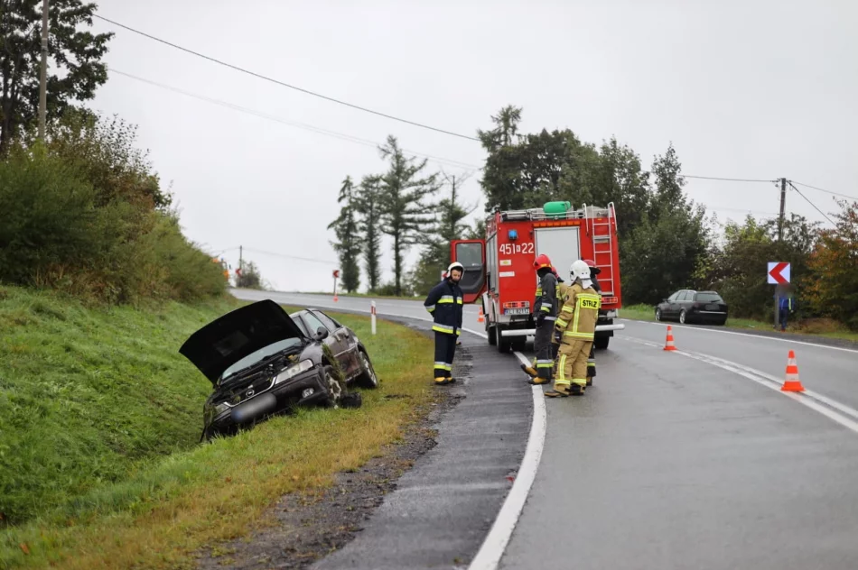 Na "krajówce" dachował samochód, 52-latek trafił do szpitala - zdjęcie 2