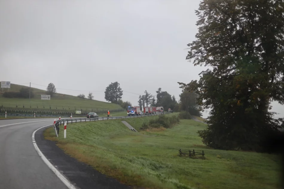 Na "krajówce" dachował samochód, 52-latek trafił do szpitala - zdjęcie 3