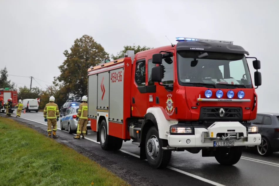 Na "krajówce" dachował samochód, 52-latek trafił do szpitala - zdjęcie 4