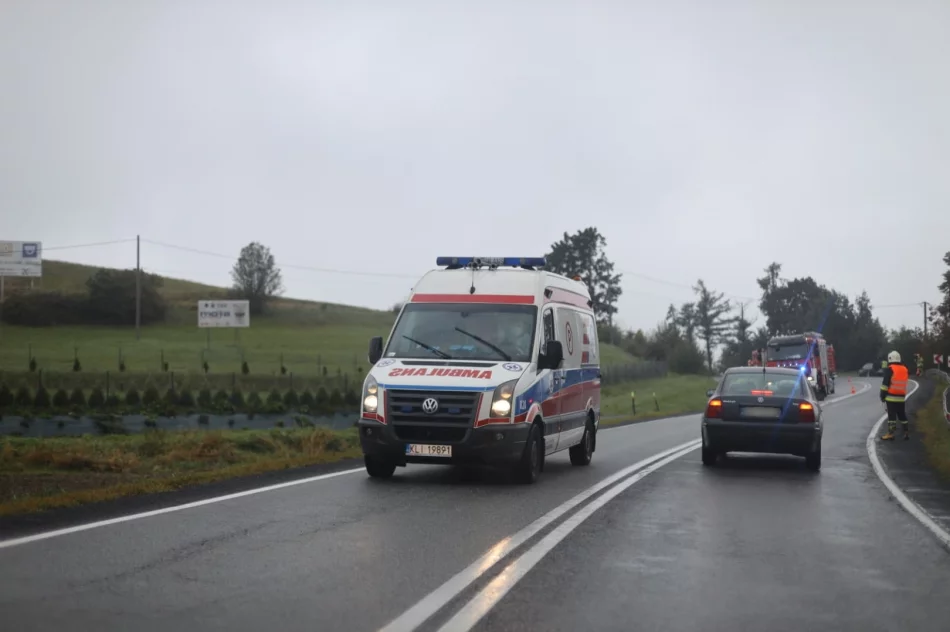 Na "krajówce" dachował samochód, 52-latek trafił do szpitala - zdjęcie 5