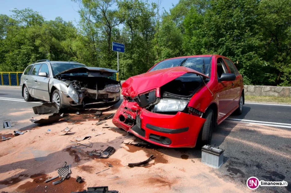 Czołowe zderzenie samochodów. Poszkodowane dzieci - zdjęcie 4