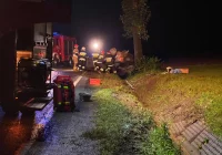 Dachował samochód - trzecia kolizja jednego dnia na tzw. kolanie - zdjęcie główne