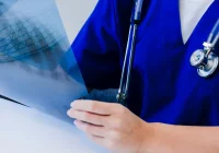 Tydzień bez badań i diagnozy. Kobieta przyjęta wreszcie z obustronnym zapaleniem płuc i zatorem - zdjęcie główne