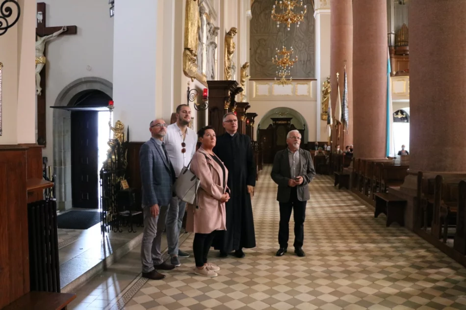 Wizytowali zabytkowe kościoły, w których prowadzone są prace dzięki dotacjom - zdjęcie 5