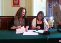 Rodzina uchodźców z Ukrainy otrzymała dziś klucze do mieszkania od Fundacji Anny Dymnej „Mimo Wszystko”. - zdjęcie główne