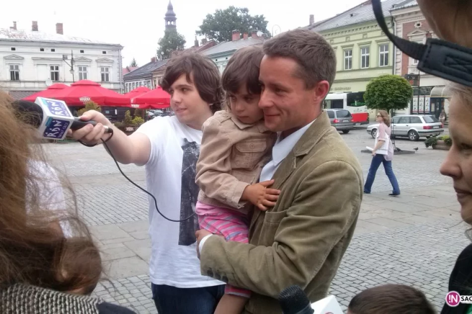 Rodzina uchodźców z Ukrainy otrzymała dziś klucze do mieszkania od Fundacji Anny Dymnej „Mimo Wszystko”. - zdjęcie 3