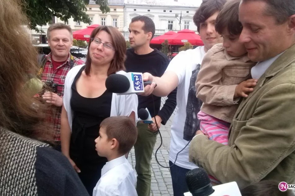 Rodzina uchodźców z Ukrainy otrzymała dziś klucze do mieszkania od Fundacji Anny Dymnej „Mimo Wszystko”. - zdjęcie 4