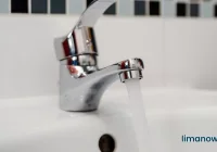 Wodociąg zaopatrujący szkołę skażony bakteriami, woda z przekroczonymi parametrami barwy i mętności - zdjęcie główne