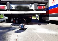 Motorowerzysta wciągnięty pod naczepę ciężarówki trafił do szpitala - zdjęcie główne