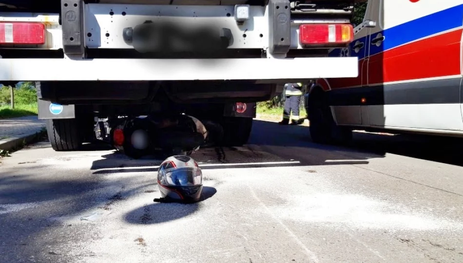 Motorowerzysta wciągnięty pod naczepę ciężarówki trafił do szpitala - zdjęcie 1