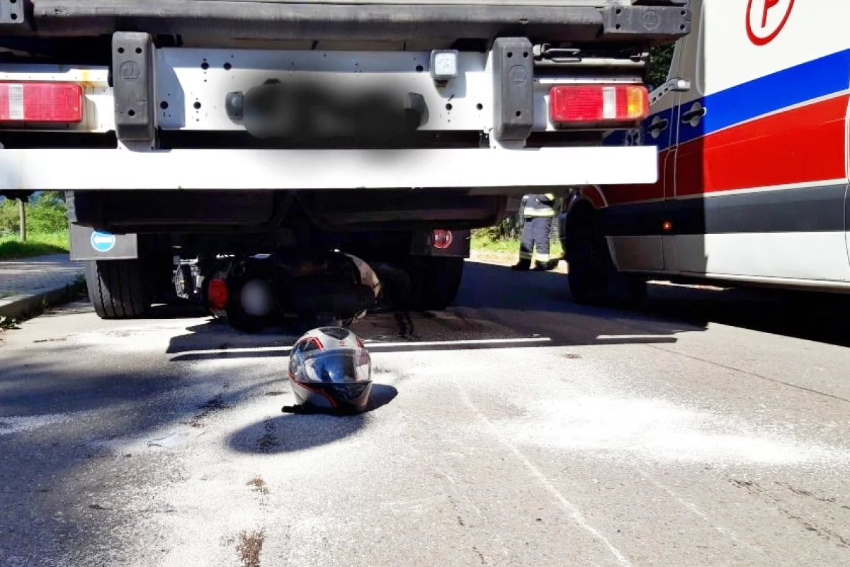 Motorowerzysta wciągnięty pod naczepę ciężarówki trafił do szpitala