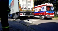 Motorowerzysta wciągnięty pod naczepę ciężarówki trafił do szpitala - zdjęcie 2