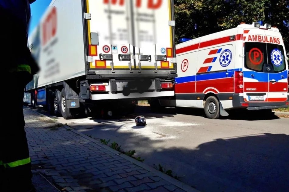 Motorowerzysta wciągnięty pod naczepę ciężarówki trafił do szpitala - zdjęcie 2