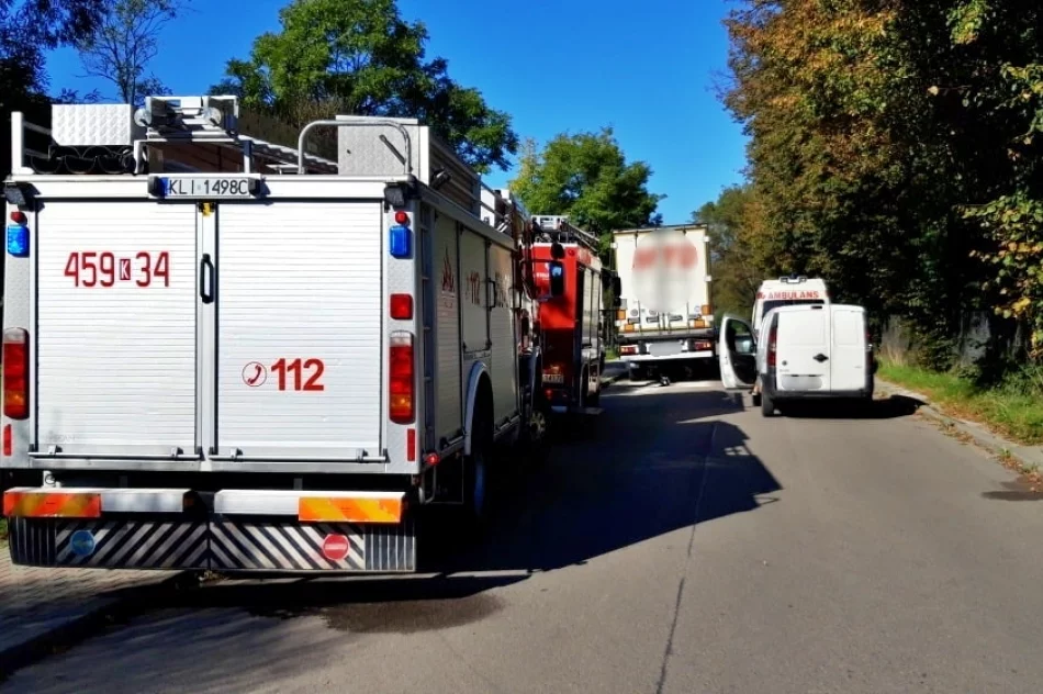 Motorowerzysta wciągnięty pod naczepę ciężarówki trafił do szpitala - zdjęcie 3