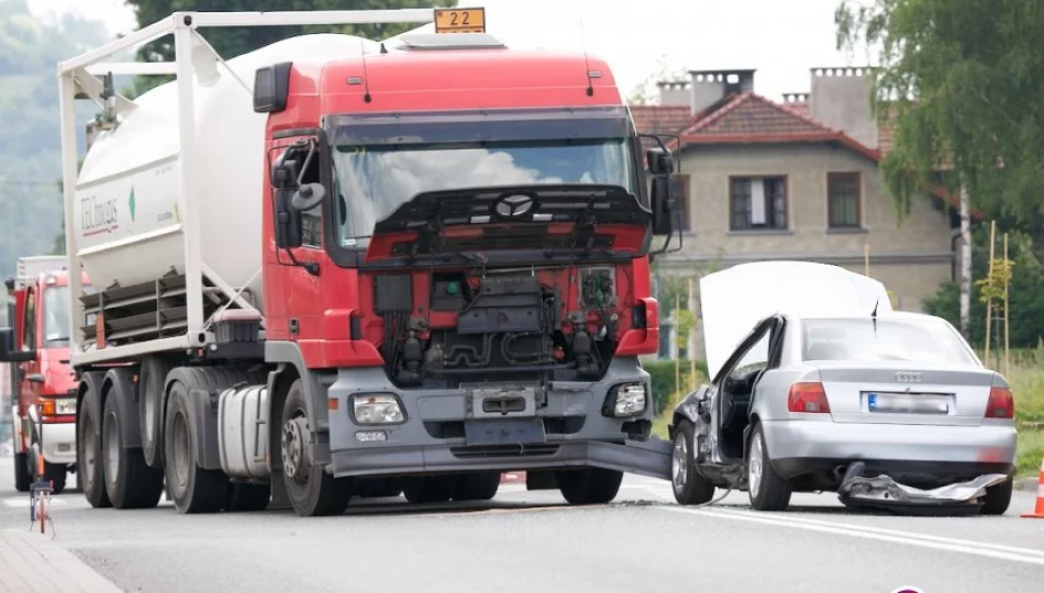 Audi zderzyło się z cysterną, dwie kobiety zostały ranne - zdjęcie 1