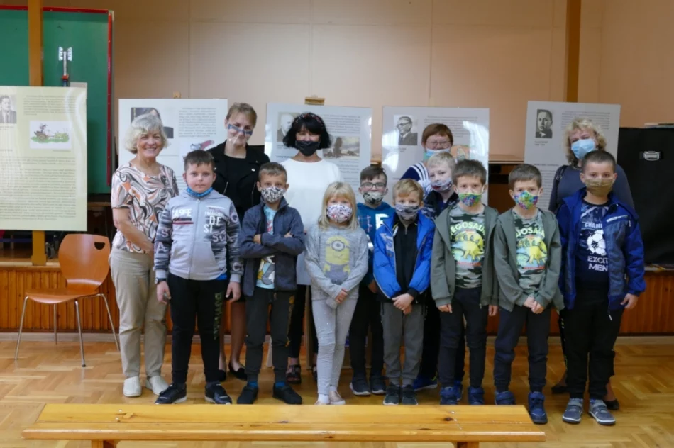 Pasowali najmłodszych uczniów na czytelników - zdjęcie 2