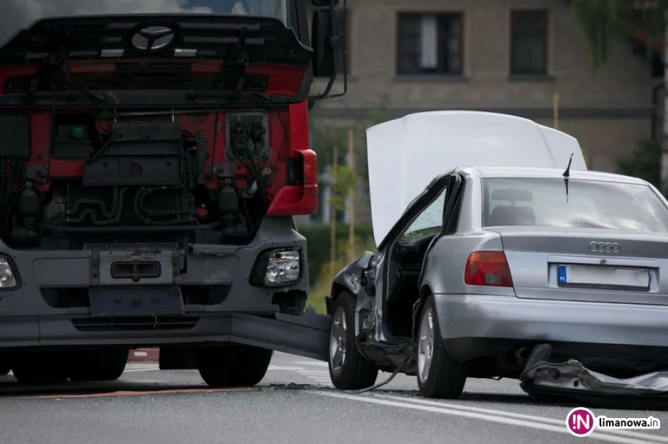 Audi zderzyło się z cysterną, dwie kobiety zostały ranne - zdjęcie 4