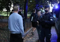 Policja stosuje zasadę "zero tolerancji". W Nowym Sączu rozwiązano zgromadzenie "antymaseczkowców" - zdjęcie główne