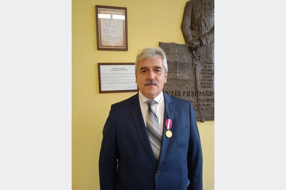 Nauczyciele z „Ekonoma” odznaczeni przez ministra i kuratora - zdjęcie 7