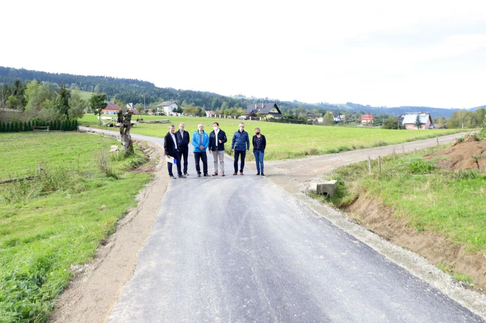 Kolejne zmodernizowane drogi gminne po odbiorach - zdjęcie 2