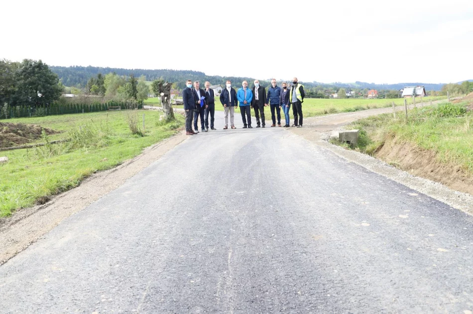 Kolejne zmodernizowane drogi gminne po odbiorach - zdjęcie 3