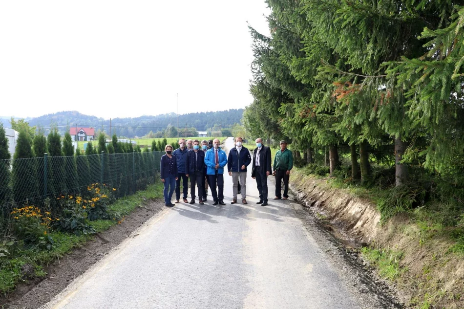 Kolejne zmodernizowane drogi gminne po odbiorach - zdjęcie 5