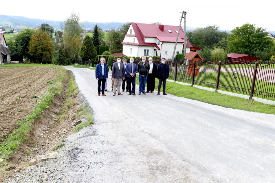 Kolejne zmodernizowane drogi gminne po odbiorach - zdjęcie 8