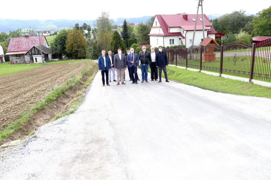 Kolejne zmodernizowane drogi gminne po odbiorach - zdjęcie 9