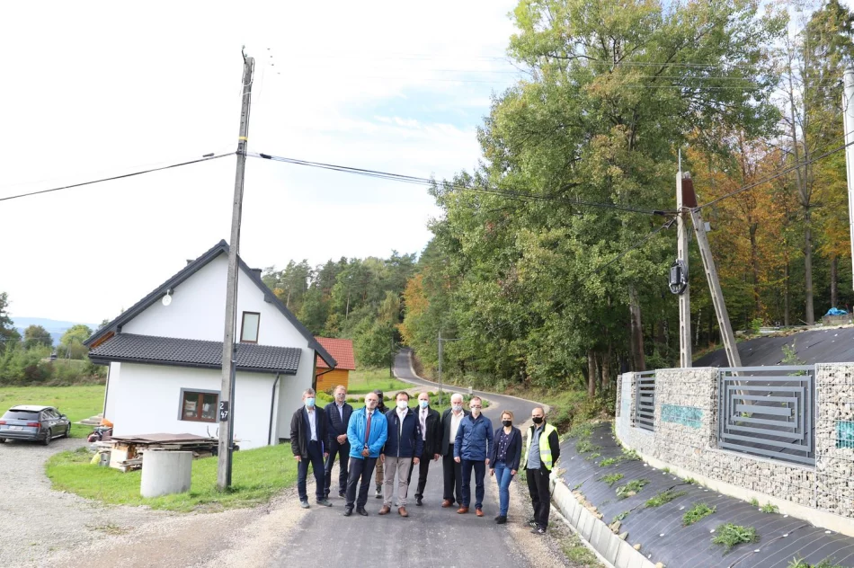 Kolejne zmodernizowane drogi gminne po odbiorach - zdjęcie 10