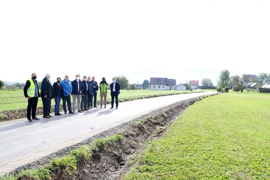 Kolejne zmodernizowane drogi gminne po odbiorach - zdjęcie 11