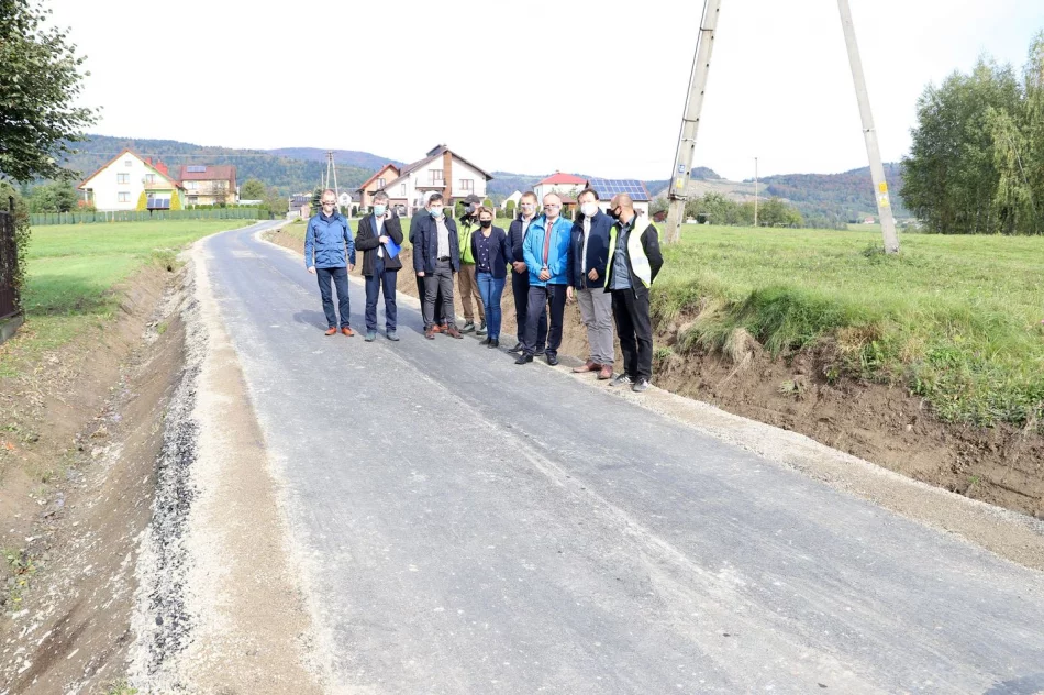 Kolejne zmodernizowane drogi gminne po odbiorach - zdjęcie 12