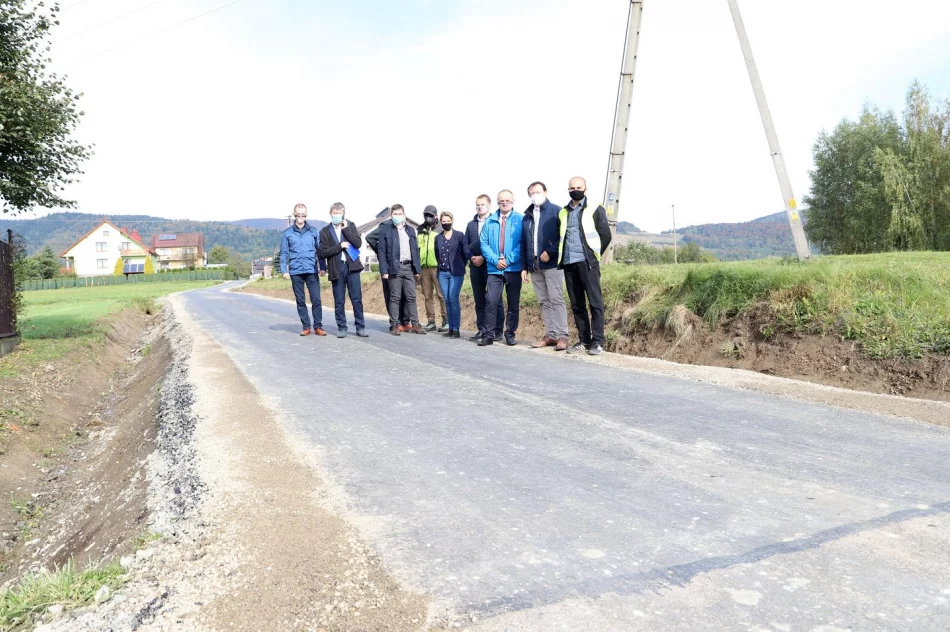 Kolejne zmodernizowane drogi gminne po odbiorach - zdjęcie 13