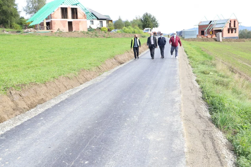 Kolejne zmodernizowane drogi gminne po odbiorach - zdjęcie 16