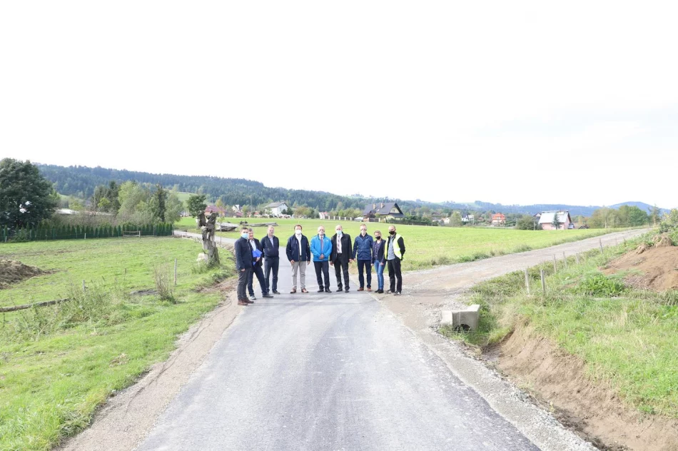 Kolejne zmodernizowane drogi gminne po odbiorach - zdjęcie 17