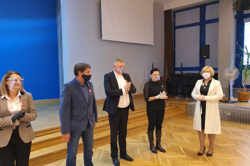 MEDAL KOMISJI EDUKACJI NARODOWEJ dla nauczyciela SP Nr 2 w Siekierczynie - zdjęcie 2