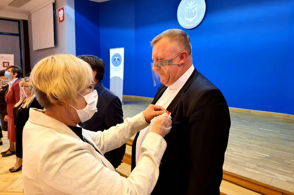 MEDAL KOMISJI EDUKACJI NARODOWEJ dla nauczyciela SP Nr 2 w Siekierczynie - zdjęcie 4