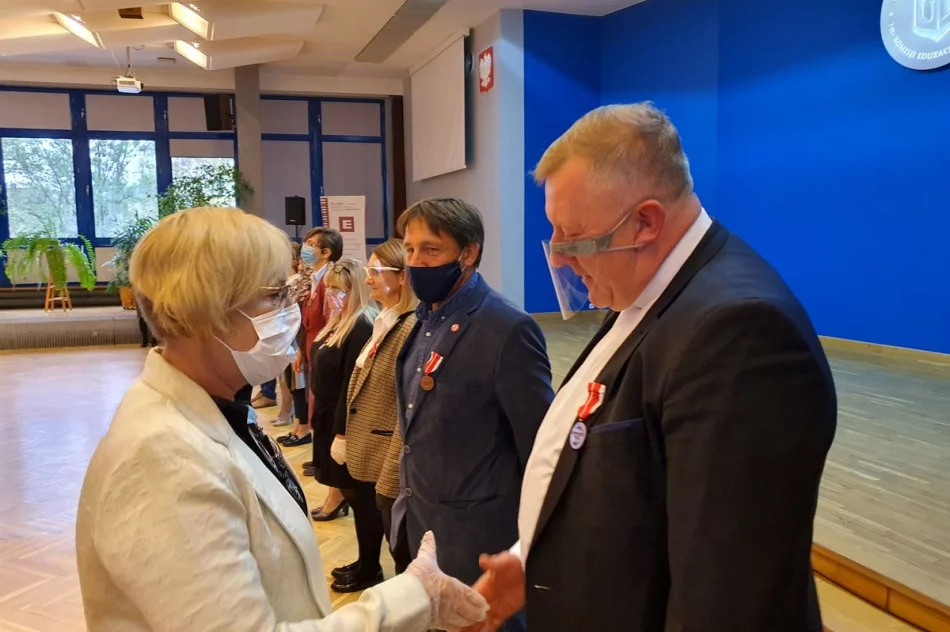 MEDAL KOMISJI EDUKACJI NARODOWEJ dla nauczyciela SP Nr 2 w Siekierczynie - zdjęcie 6