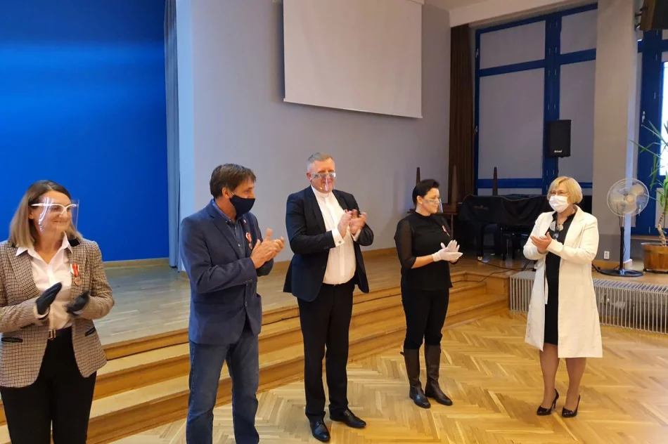 MEDAL KOMISJI EDUKACJI NARODOWEJ dla nauczyciela SP Nr 2 w Siekierczynie - zdjęcie 7