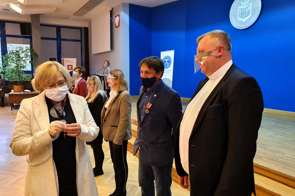 MEDAL KOMISJI EDUKACJI NARODOWEJ dla nauczyciela SP Nr 2 w Siekierczynie - zdjęcie 8