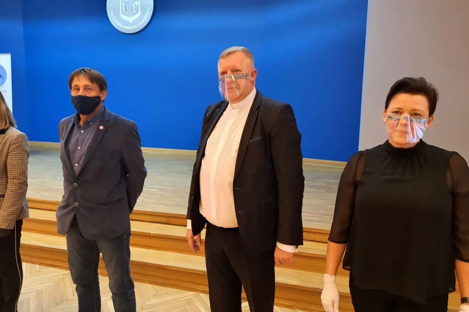 MEDAL KOMISJI EDUKACJI NARODOWEJ dla nauczyciela SP Nr 2 w Siekierczynie - zdjęcie 11