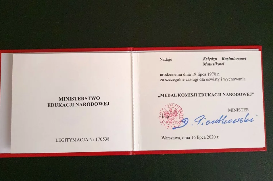 MEDAL KOMISJI EDUKACJI NARODOWEJ dla nauczyciela SP Nr 2 w Siekierczynie - zdjęcie 12
