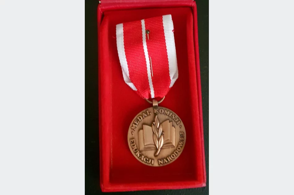MEDAL KOMISJI EDUKACJI NARODOWEJ dla nauczyciela SP Nr 2 w Siekierczynie - zdjęcie 13