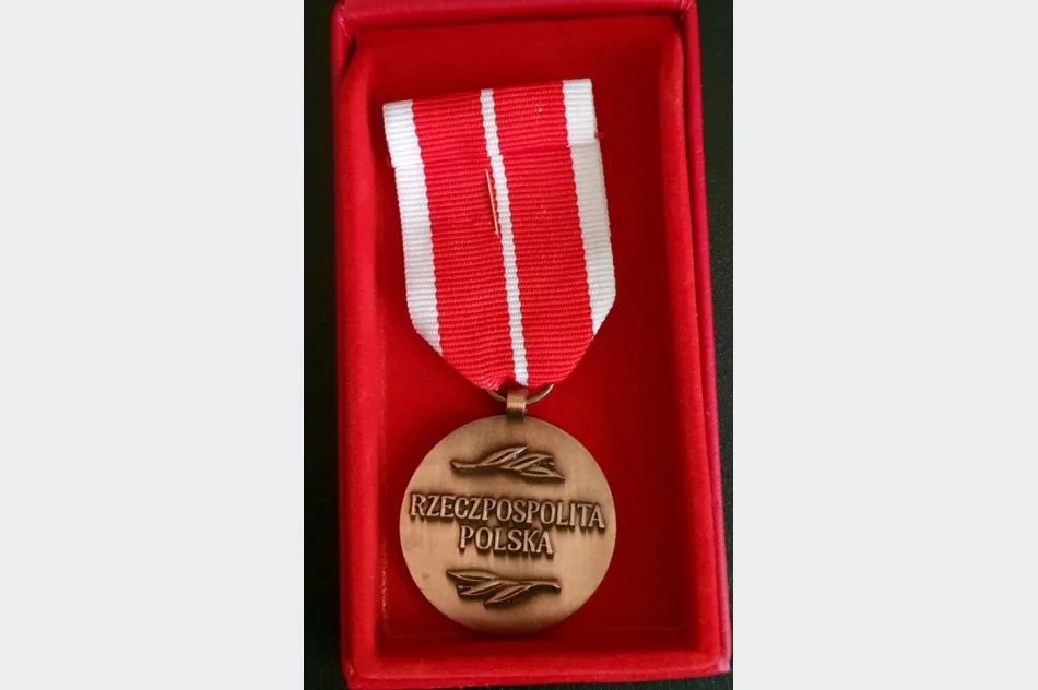 MEDAL KOMISJI EDUKACJI NARODOWEJ dla nauczyciela SP Nr 2 w Siekierczynie - zdjęcie 14