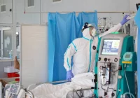 „Szybko odwrócić się tego trendu nie da. W każdym szpitalu w Polsce powinien powstać oddział +covidowy+" - zdjęcie główne