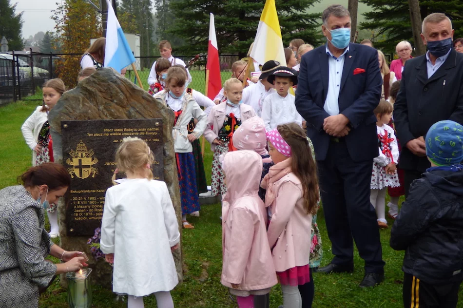 Lokalna społeczność dumna z wizyt św. Jana Pawła II - zdjęcie 5