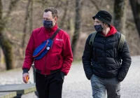 Nakaz noszenia maseczek będzie przeniesiony do ustawy. Rzecznik rządu:  istnieje ryzyko, że będziemy mieli problem w szpitalach - zdjęcie główne