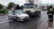 Zderzenie samochodów. Dwie osoby poszkodowane - zdjęcie 2