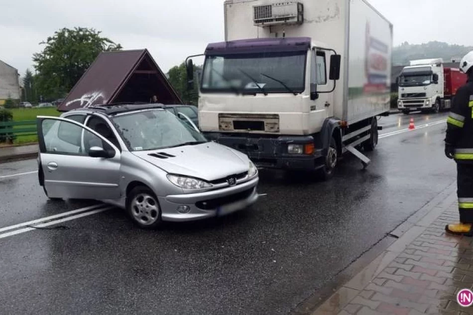 Zderzenie samochodów. Dwie osoby poszkodowane - zdjęcie 2