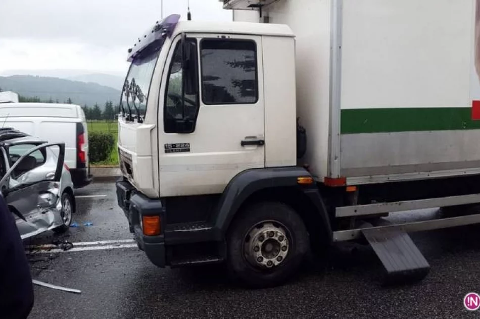 Zderzenie samochodów. Dwie osoby poszkodowane - zdjęcie 3