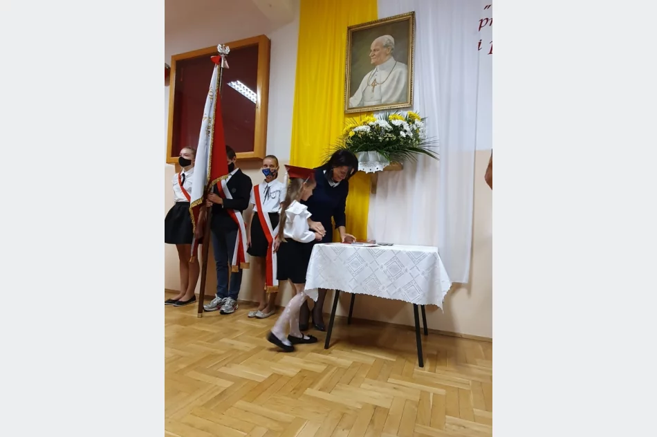Doroczne święto szkoły w nieco innej formie. Uczcili patrona w rocznicę wyboru na Stolicę Piotrową - zdjęcie 2